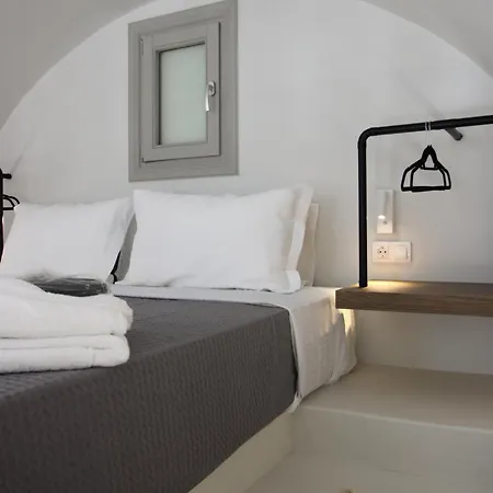 Airy Santorini Oia