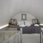 Airy Santorini Apartment