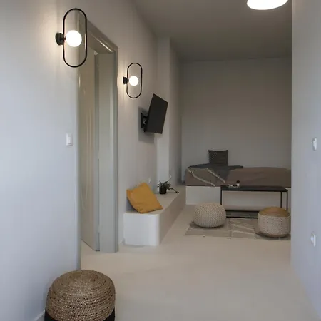 Airy Santorini أويا